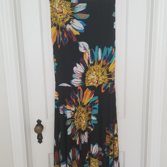 Wall St. Black Floral Crop Top & Maxi Skirt Set - Picture 4 of 8